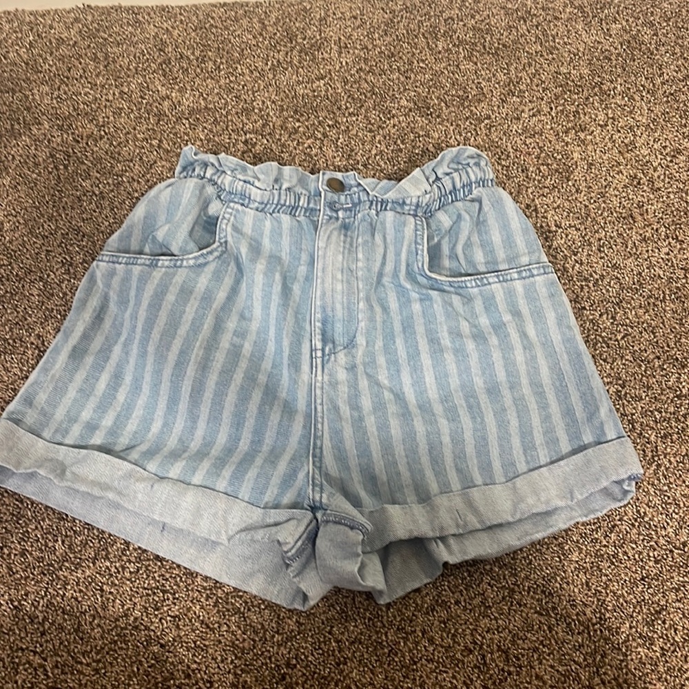 High waisted Billabong ruffle top shorts!